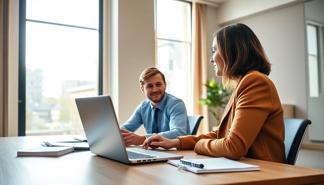 Beratungssitzung eines Headhunter Köln mit einem Kandidaten, unterhaltsame professionelle Atmosphäre.